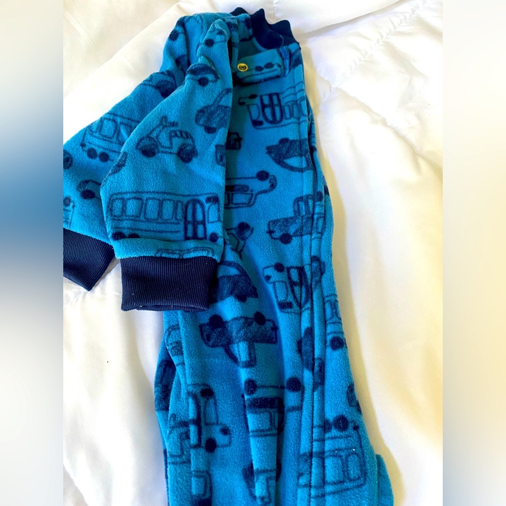 Carters fleece footed onsie. Excellent condition. Size 6 months